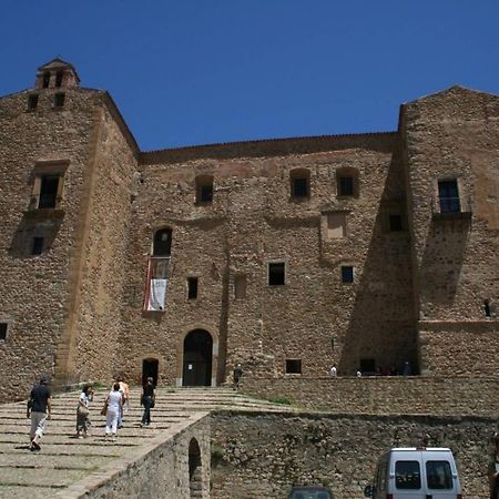 Donjon Suite Centro Storico Кастельбуоно Екстер'єр фото