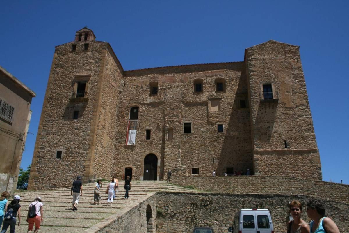 Donjon Suite Centro Storico Кастельбуоно Екстер'єр фото